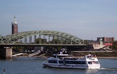 KD Schiff vor der Hohenzollernbrücke