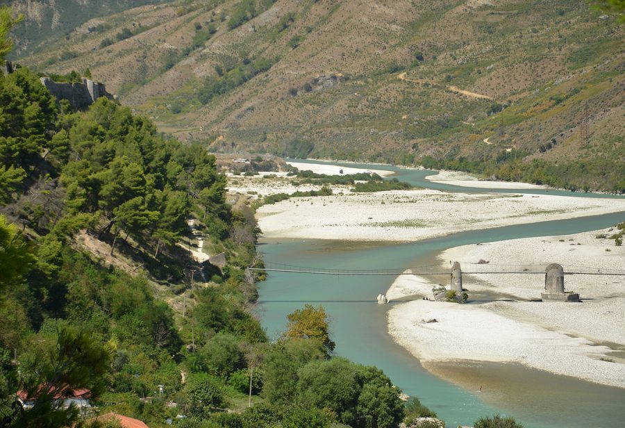 Die Vjosa nahe Tepelenë in Albanien