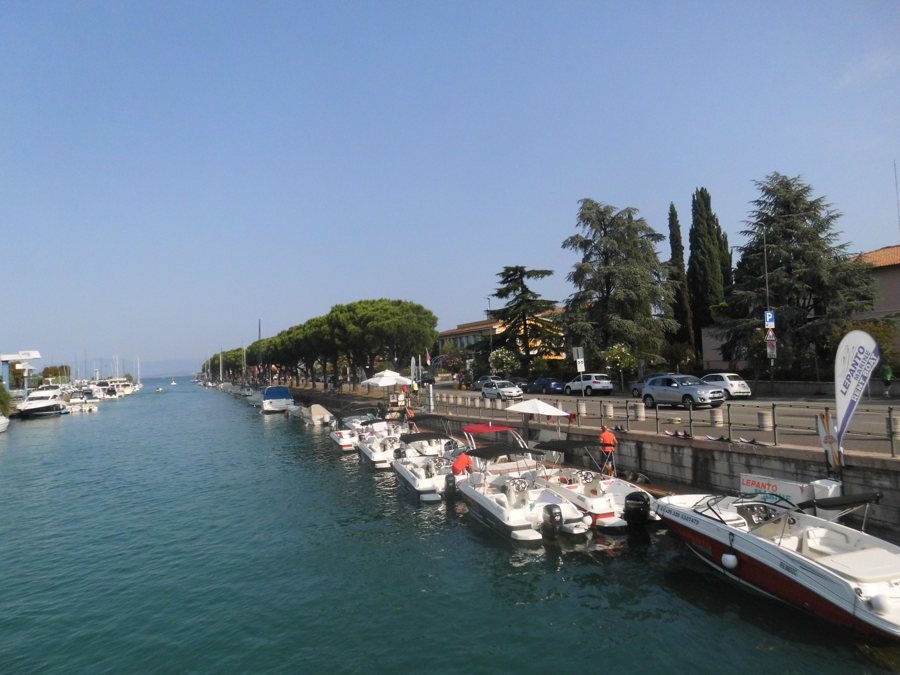 Hafenbecken von Peschiera del Garda mit Booten und Uferpromenade