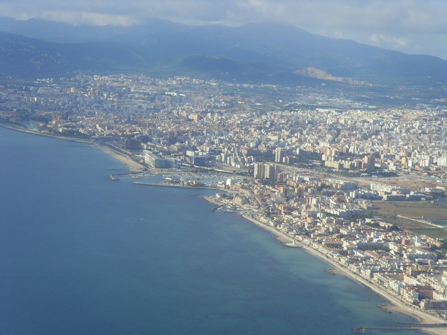 Luftaufnahme von Palma de Mallorca mit Bucht, Hafen und Bergen