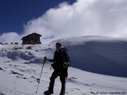Evgeni vor einer Berghütte am Mount Kosciuszko
