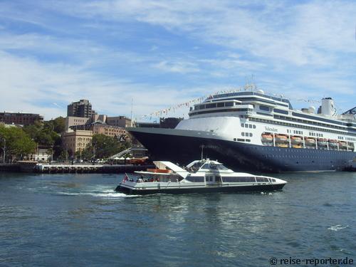 MS Volendam in Sydney 2009