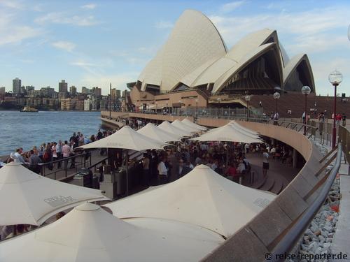 Cafe vor der Sydney Opera